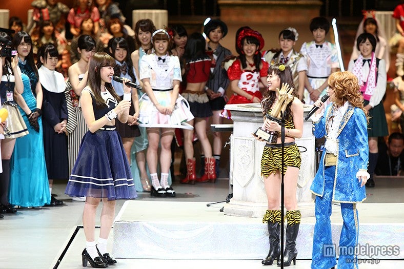 小嶋陽菜、渡辺美優紀、高橋みなみ（C）AKS