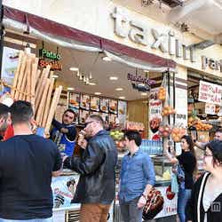 イスタンブールの新市街にあるトルコアイスクリーム店／店員がパフォーマンスで観光客を沸かす、約5リラ（約230円）