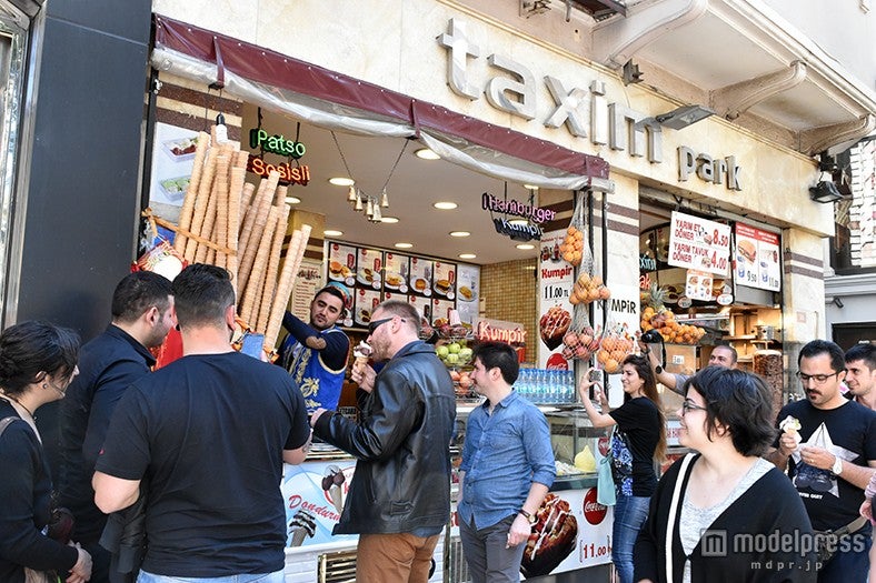 イスタンブールの新市街にあるトルコアイスクリーム店／店員がパフォーマンスで観光客を沸かす、約5リラ（約230円）