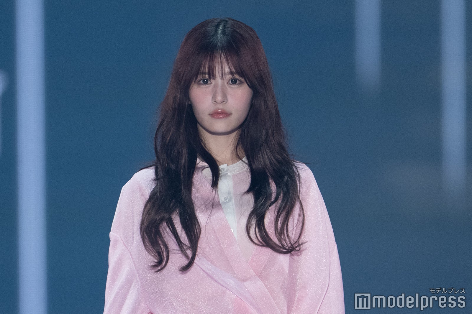 FRUITS ZIPPER月足天音、透け感ピンクコーデで大人の魅力解放「アンニュイな表情素敵」「ウェーブヘア似合いすぎ」と反響続々【TGC2026 S/S】