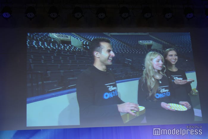 宮舘涼太が現地スケーターに手料理振る舞う様子(C)モデルプレス