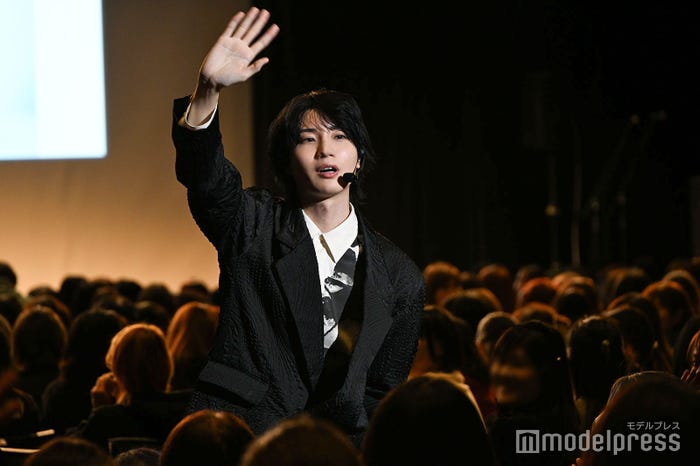 ファンと近距離で交流する桜田通(C)モデルプレス