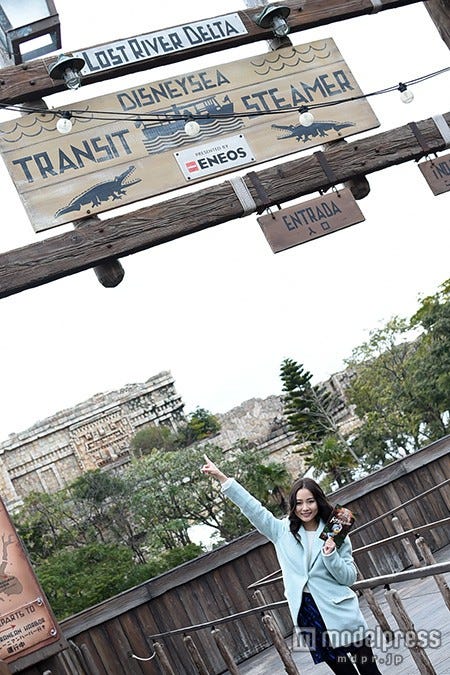 「ディズニーシー・トランジットスチーマーライン」の入り口の看板に導きの印6を発見/モデル:阿井莉沙