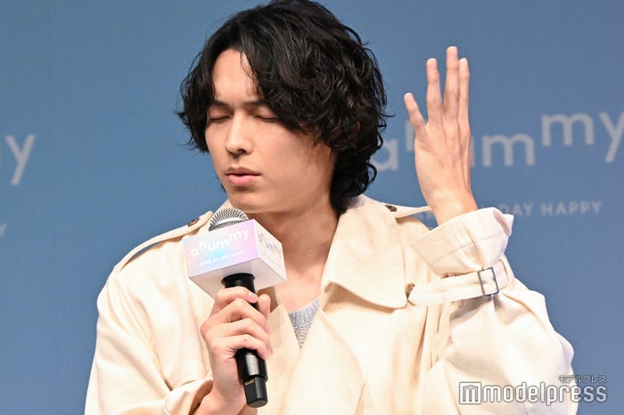 「ずっとパーマの話でごめんなさい」と謝罪する松村北斗(C)モデルプレス