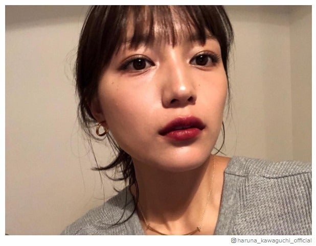 川口春奈 限りなく暗くした 新ヘア 赤リップが大人っぽくてカッコイイ モデルプレス
