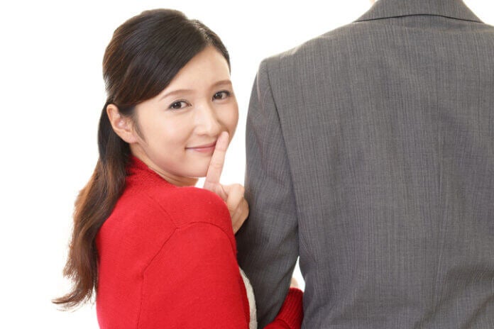 【バレバレ】不倫をしている女性の変化とわかりやすいサイン7つ
