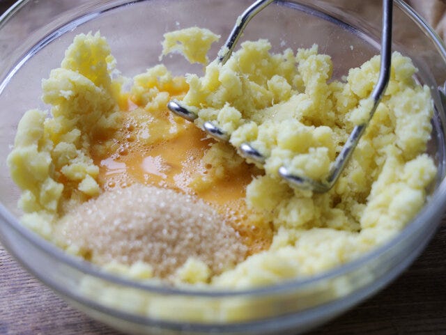 卵は溶いて、大さじ1を別にし、残りを入れる。砂糖、生クリーム、バニラエッセンス、シナモンパウダーも加えて混ぜる。 卵は溶いて、大さじ1を別にし、残りを入れる。砂糖、生クリーム、バニラエッセンス、シナモンパウダーも加えて混ぜる。