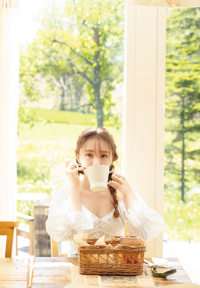 渡辺みり愛1st写真集「消極的な華やかさ」通常版裏表紙/(撮影:彦坂栄治)