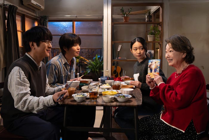 (左から時計回りで)及川光博、手越祐也、白鳥玉季、由紀さおり「ぼくたちん家」第7話(C)日本テレビ