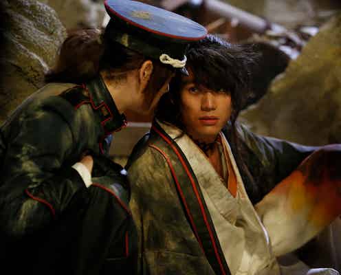 福士蒼汰、古川雄輝を見つめる “萌え”ショットは遠近法で「キスしているように」撮影<曇天に笑う>