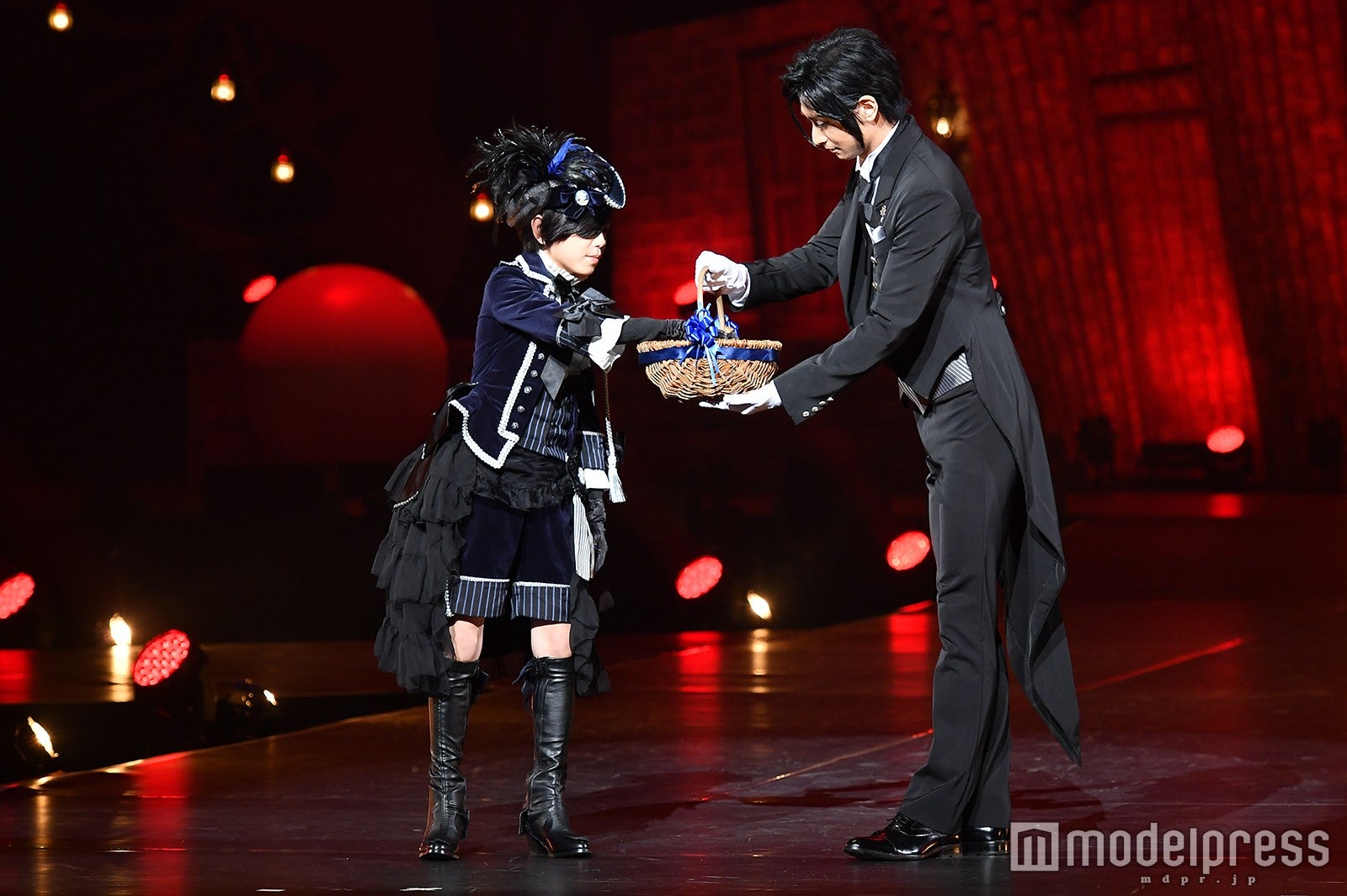 「黒執事」ステージ（左から）内川蓮生、古川雄大（C）モデルプレス
