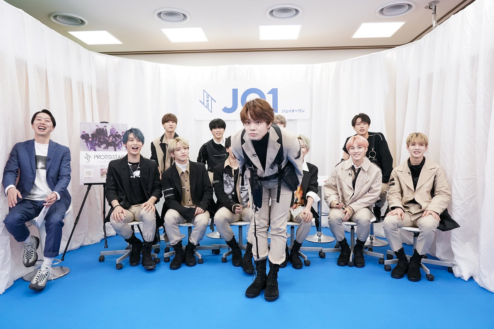 JO1／鶴房汐恩がよくやるポーズの名前は「真基礎ウェーブ改」に決定？（C）LAPONE ENTERTAINMENT 