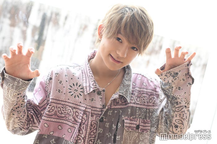 “オオカミポーズ”をしてもらいました! /YOSHIKI EZAKI(C)モデルプレス