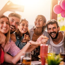 類は友を呼ぶ 彼氏の友達に会ったらチェックしたいこと4つ モデルプレス