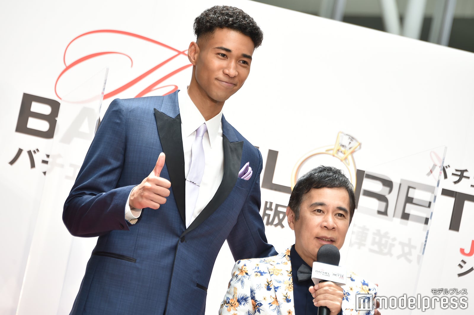 身長2メートルの澤井一希と並ぶ岡村隆史（C）モデルプレス