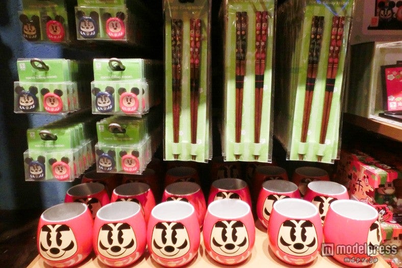 だるまをモチーフにしたグッズ（箸、箸置き、湯呑み）