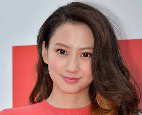 河北麻友子、極寒の中ミニワンピで美脚披露「可愛い」の声響く