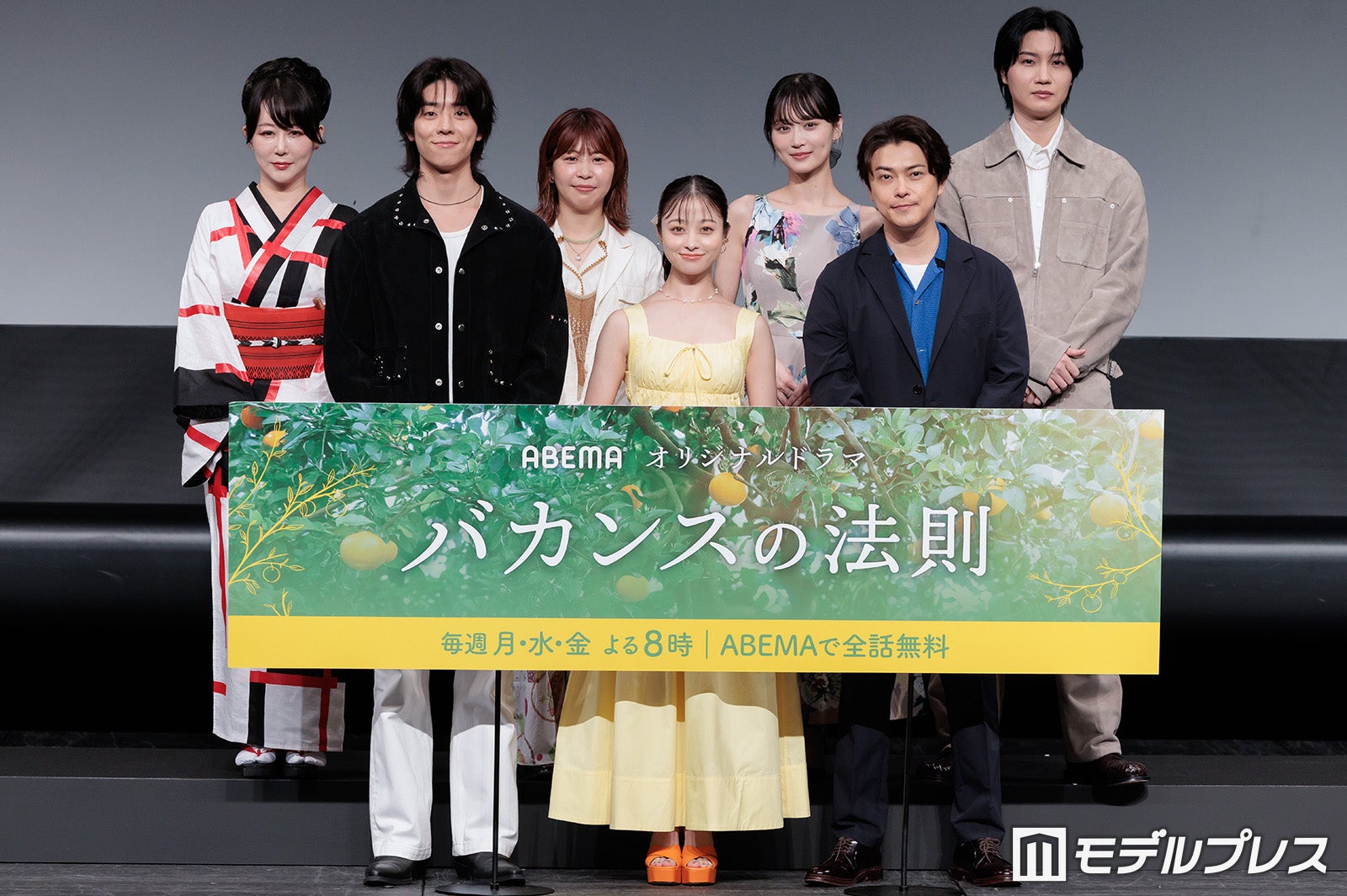 （上段左から）東村アキコ監督、加納愛子、山下美月、桜田通（下段左から）チェ・ジョンヒョプ、橋本環奈、勝地涼（C）モデルプレス