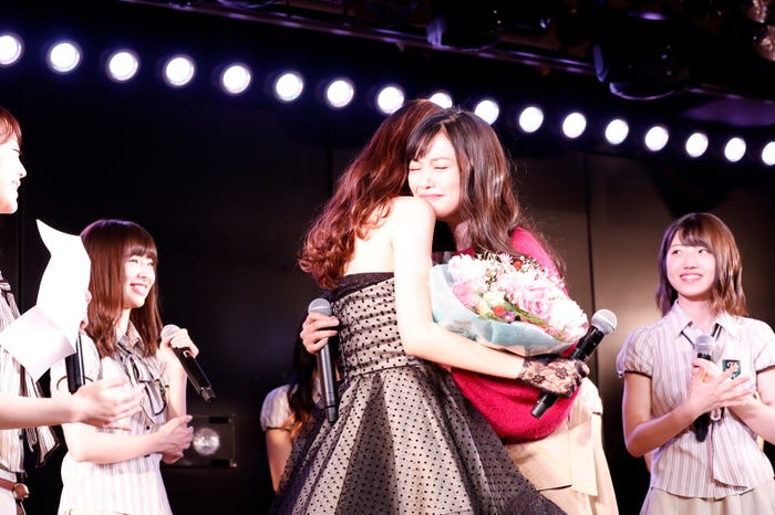 阿部マリアにハグする北原里英(C)AKS