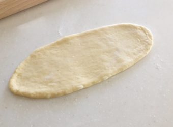 「パン・ヴィエノワ」のレシピ、手順④成形するために記事を楕円形に伸ばしたところ
