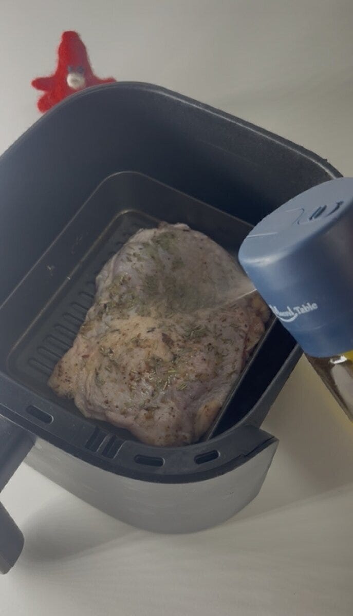 エアフライヤー内の鶏肉にオイルをスプレー