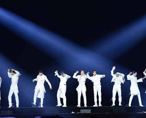 INI「SPECTRA」初披露で迫力溢れる ムービングステージから登場<2022 MAMA AWARDS>