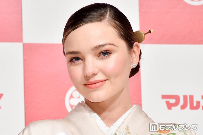 ミランダ・カー、圧倒的美脚際立つミニワンピ姿に絶賛の声「完璧なスタイル」「女神降臨」