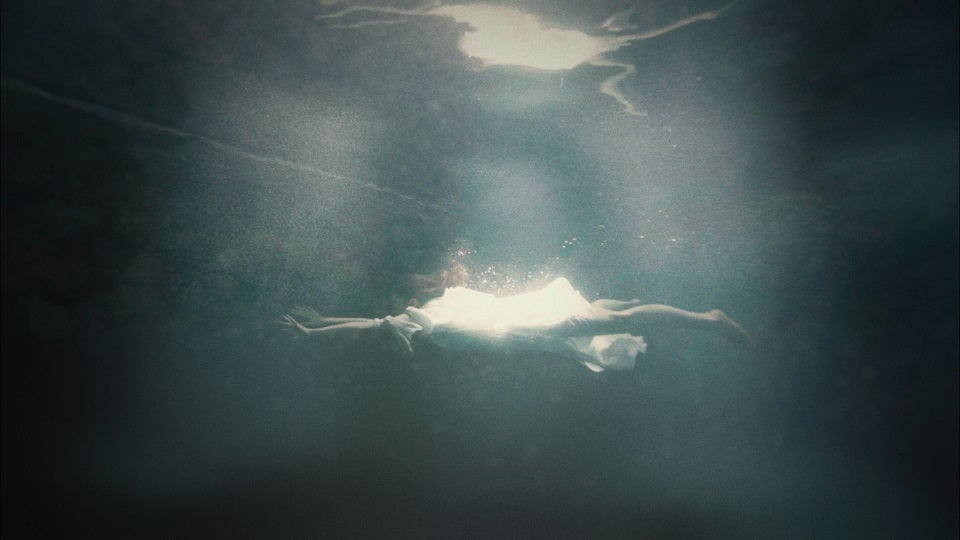 「ヒールの高さ」MVより （提供写真）