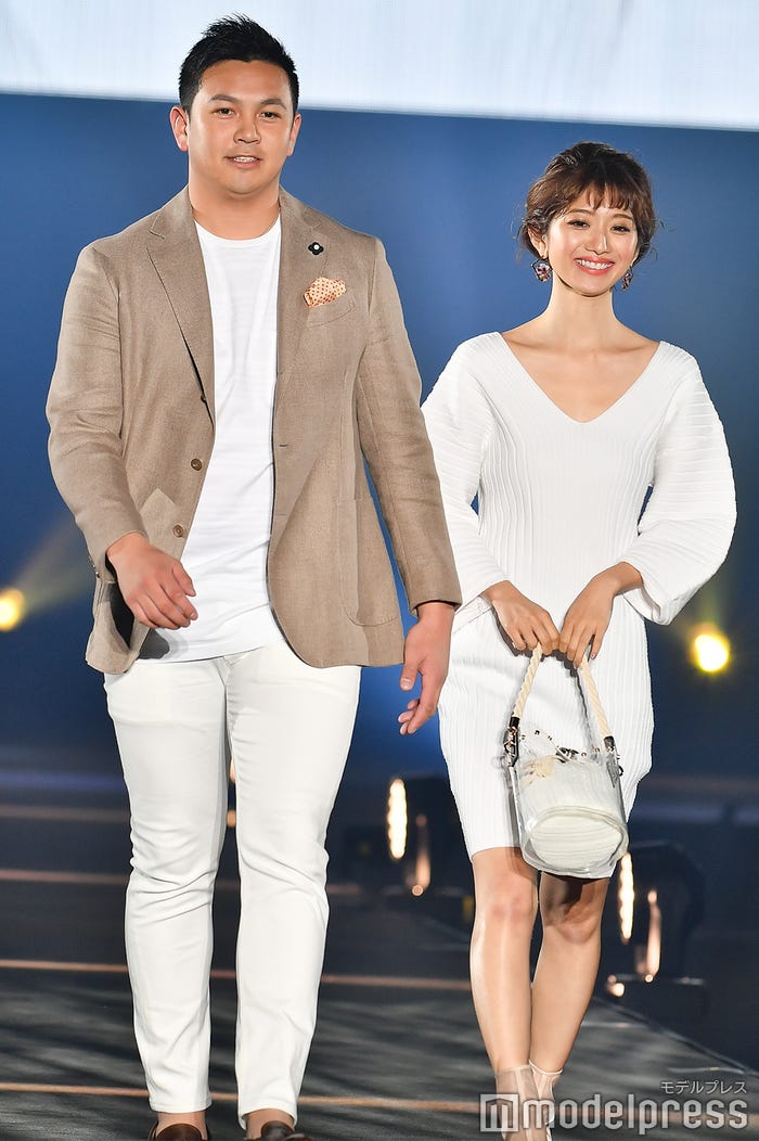 山崎康晃、小室安未(C)モデルプレス