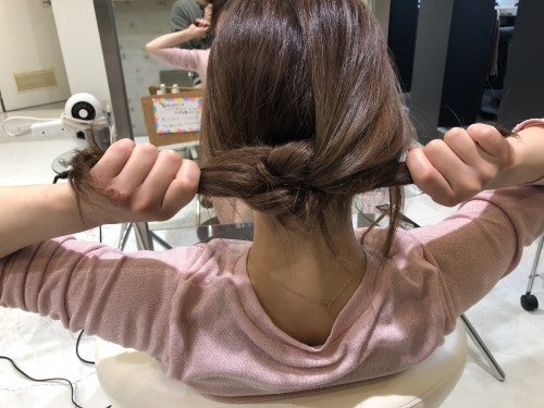 固結びをするように、もう一度同じように髪を結びます。