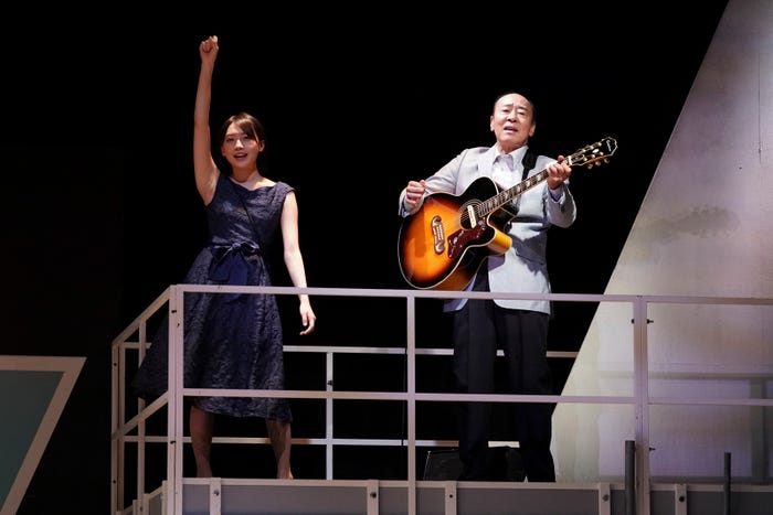 舞台『生前葬(so)ng♪』の公開ゲネプロの様子(提供写真)