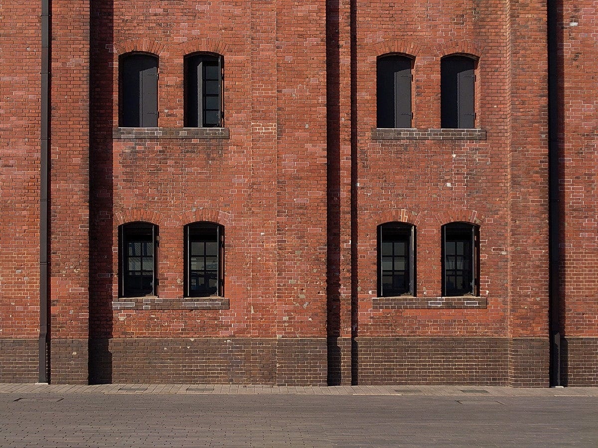 桔梗と査子が話をしていたのは「横浜赤レンガ倉庫」2号館海側の壁面前