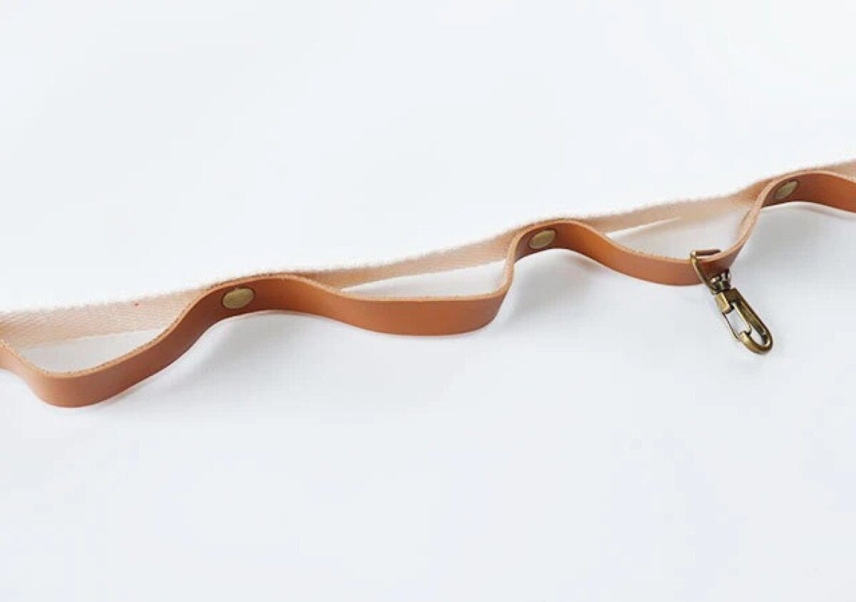 ダイソー　ハンギングチェーン（レザー風、収納ポーチ付）