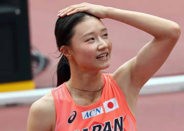 「女優さんみたい」モデルもこなす美しきハードラーの最新姿に反響 肩出し姿で表彰式に登場「スタイルも笑顔も素敵すぎる」「髪切ったんですね」