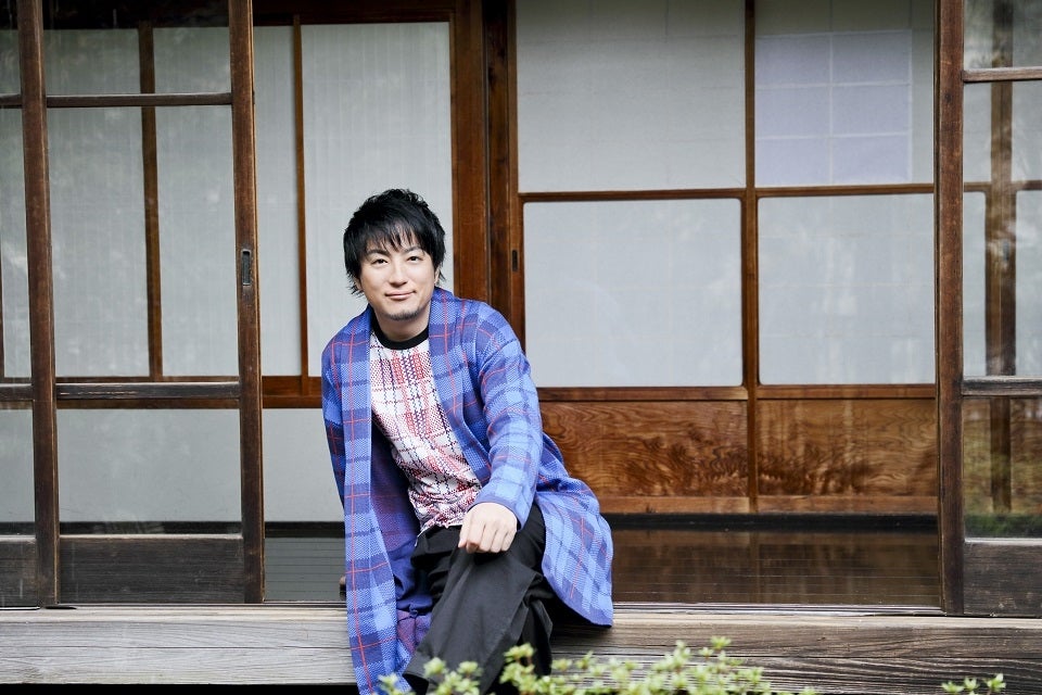 遊助「みんな頑張ってる」アーティスト写真（画像提供：ソニー・ミュージックレーベルズ）