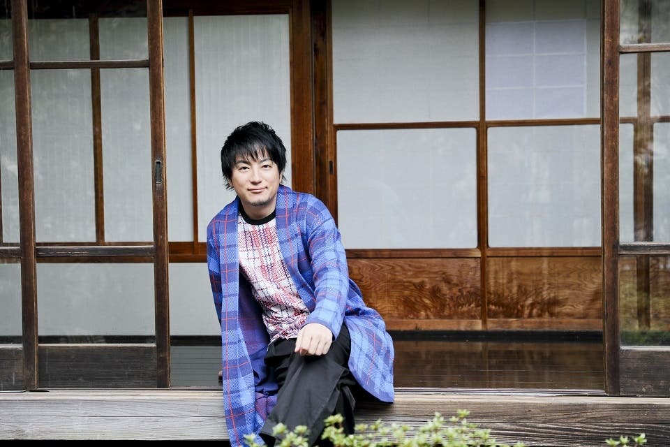 遊助「みんな頑張ってる」アーティスト写真(画像提供:ソニー・ミュージックレーベルズ)