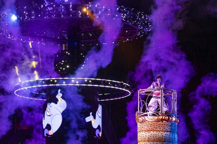 アラジンはマーケット中を逃げ回り、魔法の洞窟でジーニーに出会います。ジーニーが歌うラップ調の「フレンド・ライク・ミー」に注目