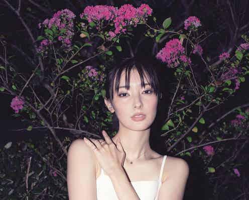 宮本茉由、色白美肌際立つキャミソール姿 “映画共演”安藤政信とセッション実現