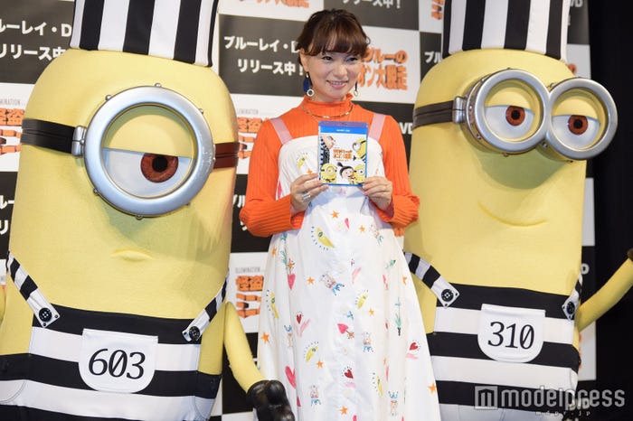 ミニオンたちに囲まれる保田圭 (C)モデルプレス