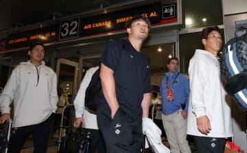 侍ジャパンの移動風景が「高校生の修学旅行みたい」「大人の遠足」チャーター機内が楽しそう！吉田正尚の美肌にも注目集まる「肌奇麗すぎ」「スキンケア知りたい」