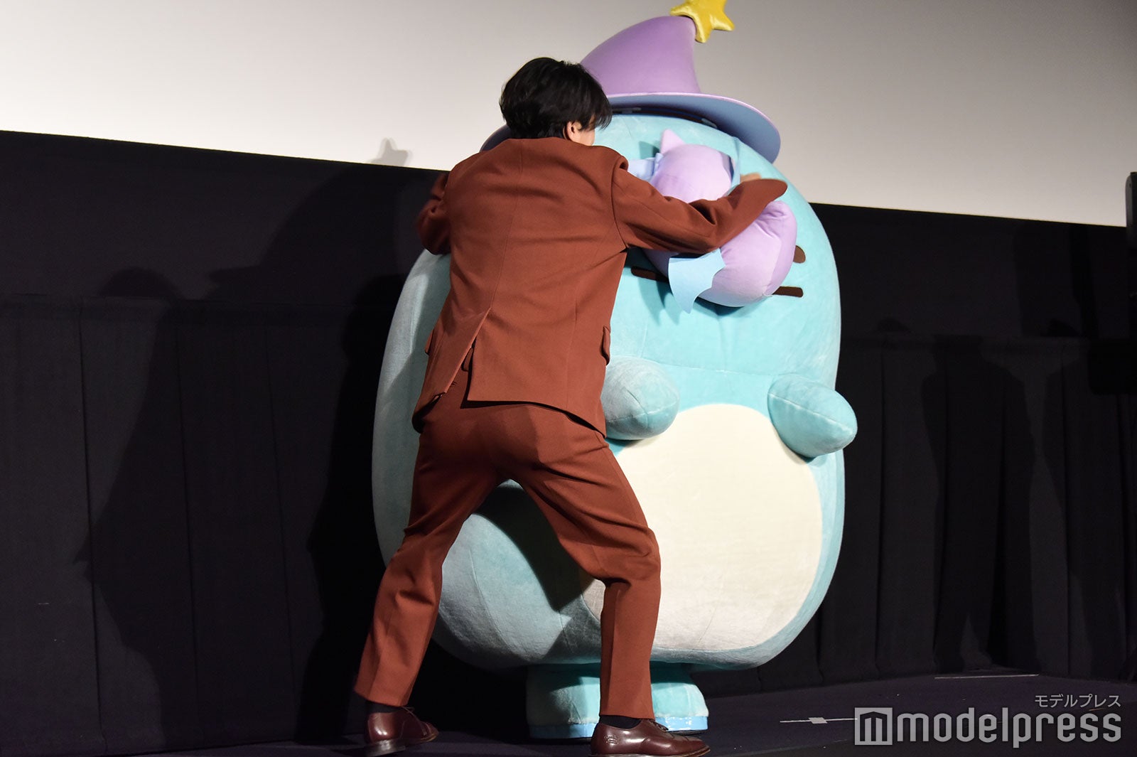 井ノ原快彦、お気に入りのとかげをギュッとハグ （C）モデルプレス