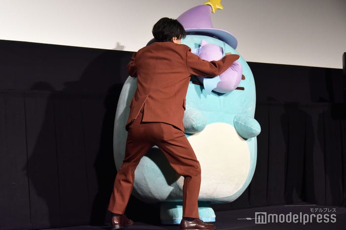 井ノ原快彦、お気に入りのとかげをギュッとハグ (C)モデルプレス