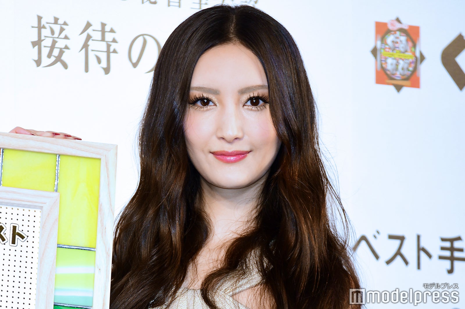 前髪を流していた菜々緒 （C）モデルプレス