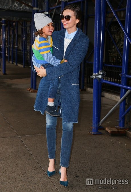 ミランダ・カーとフリンくん。FameFlynet Pictures /  Zeta Image