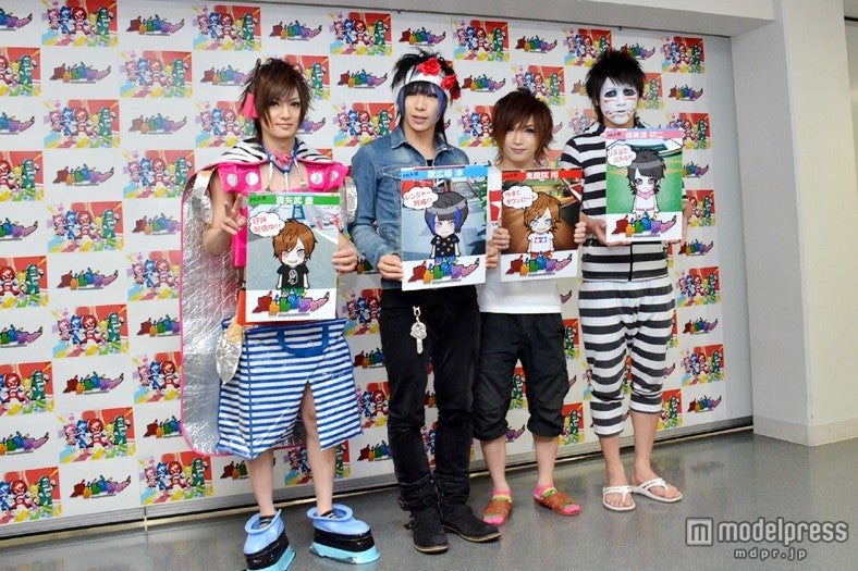 カプコンの音楽ゲームアプリ「オトレンジャー」と正式コラボしたゴールデンボンバー（左から）喜屋武豊、歌広場淳、鬼龍院翔、樽美酒研二