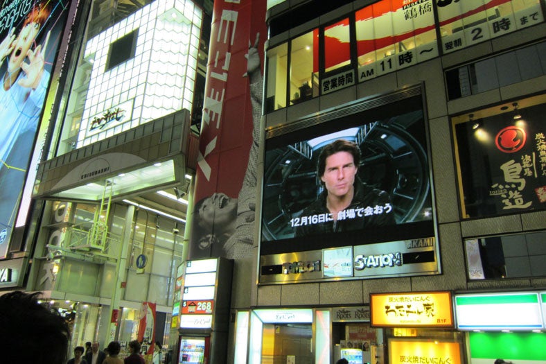 大阪・道頓堀で緊急ミッションを行ったイーサン・ハント（トム・クルーズ）(c)2011 PARAMOUNT PICTURES. All Rights Reserved.