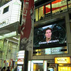 大阪・道頓堀で緊急ミッションを行ったイーサン・ハント(トム・クルーズ)(c)2011 PARAMOUNT PICTURES. All Rights Reserved.