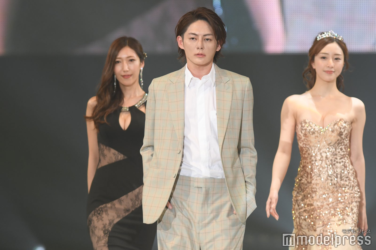 北海道出身・三崎優太、美乳美女と登場 凱旋ランウェイに喜び「北海道に生まれてよかった」【札幌コレクション2024SS】