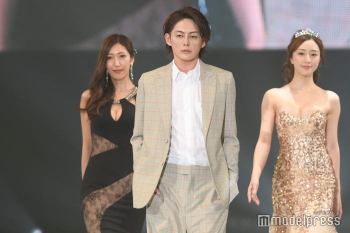 (中央)三崎優太(C)モデルプレス