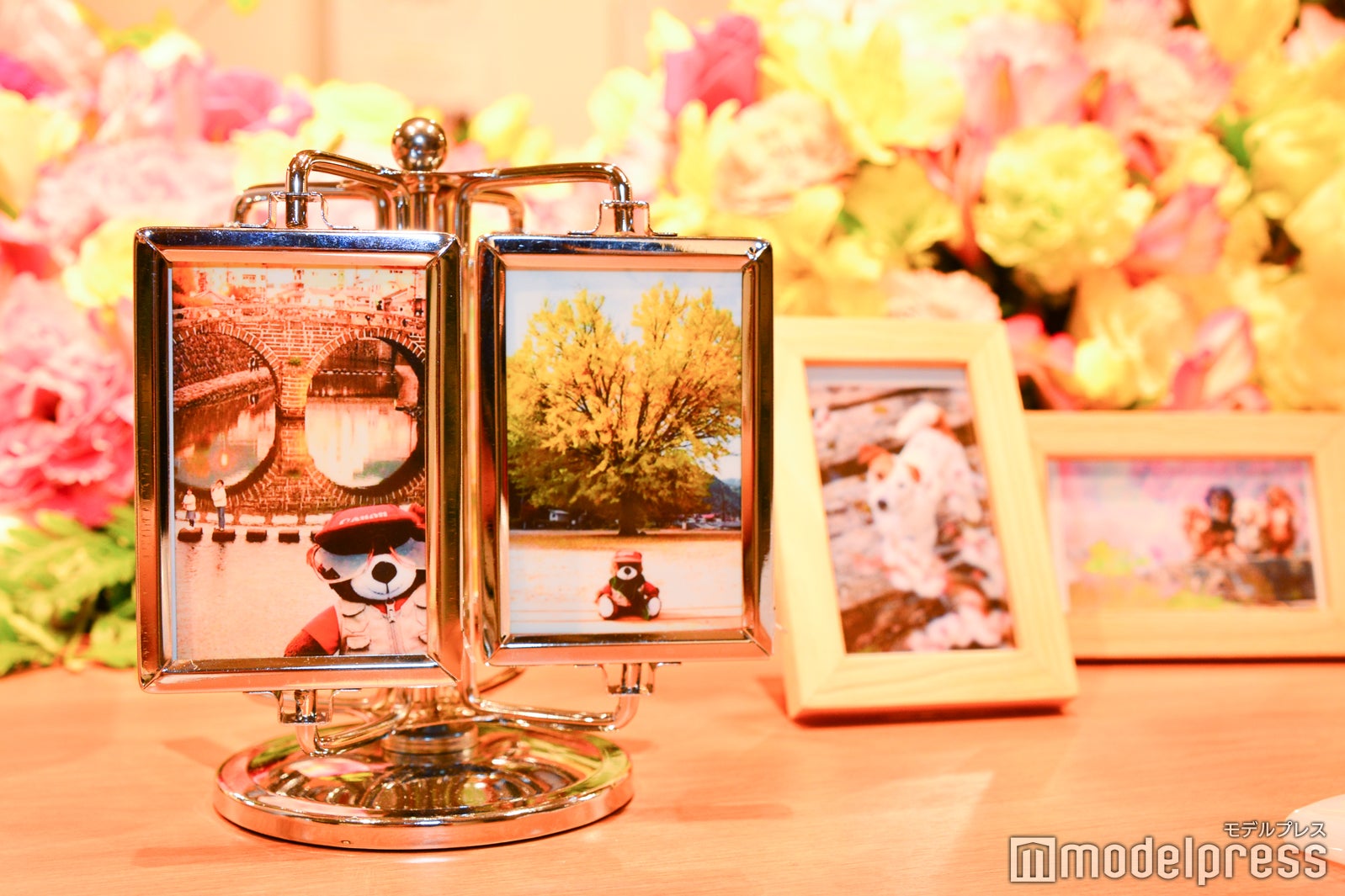 そのまま写真立てに飾って（C）モデルプレス